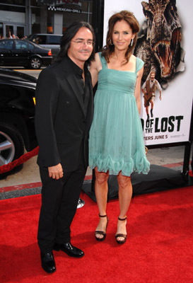 Amy Brenneman and Brad Silberling at event of Land of the Lost (2009)
