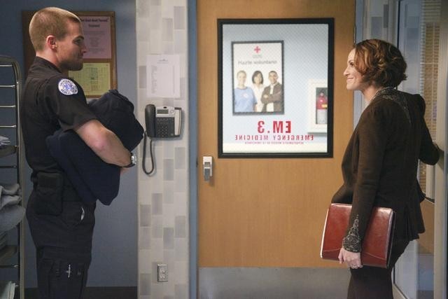 Still of Amy Brenneman and Stephen Amell in Private Practice: The Standing Eight Count (2012)