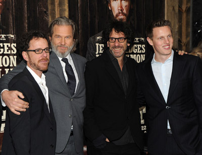 Jeff Bridges, Ethan Coen and Joel Coen at event of Tikras isbandymas (2010)