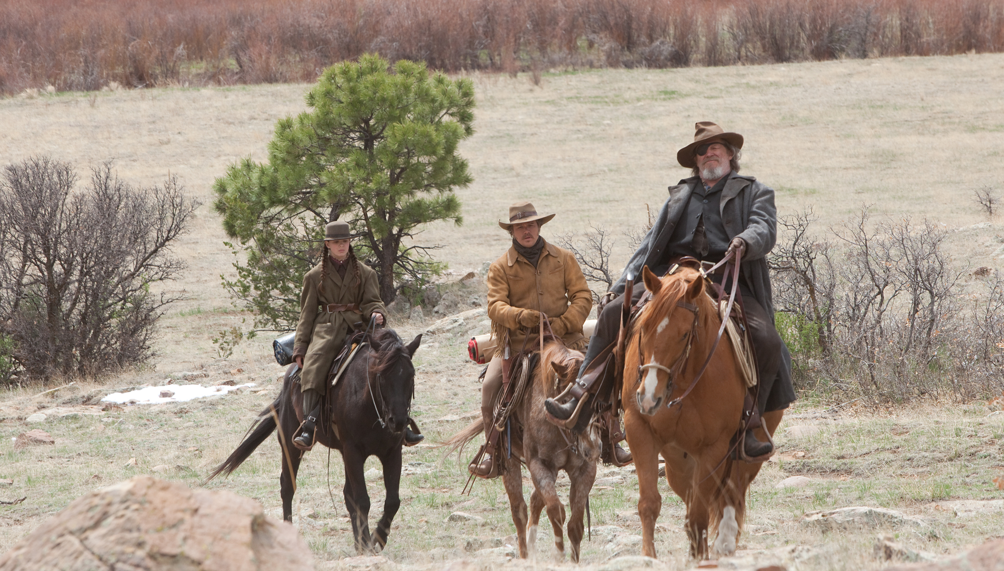 Still of Jeff Bridges, Matt Damon and Hailee Steinfeld in Tikras isbandymas (2010)