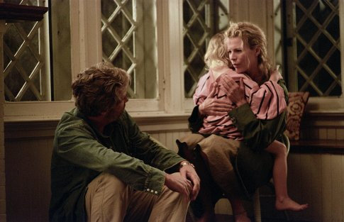 Still of Kim Basinger, Jeff Bridges and Elle Fanning in The Door in the Floor (2004)