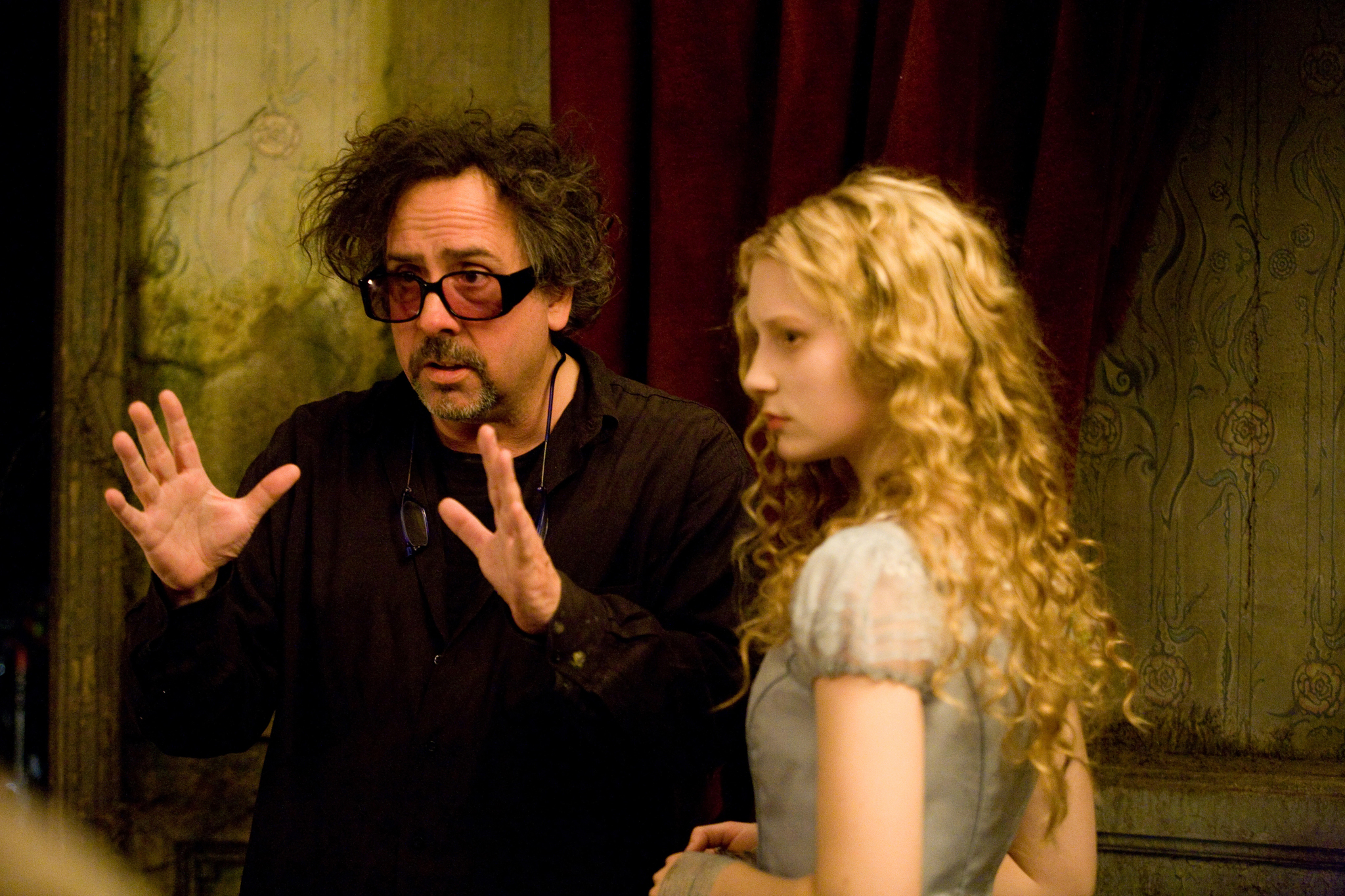 Still of Tim Burton and Mia Wasikowska in Alisa stebuklu salyje (2010)