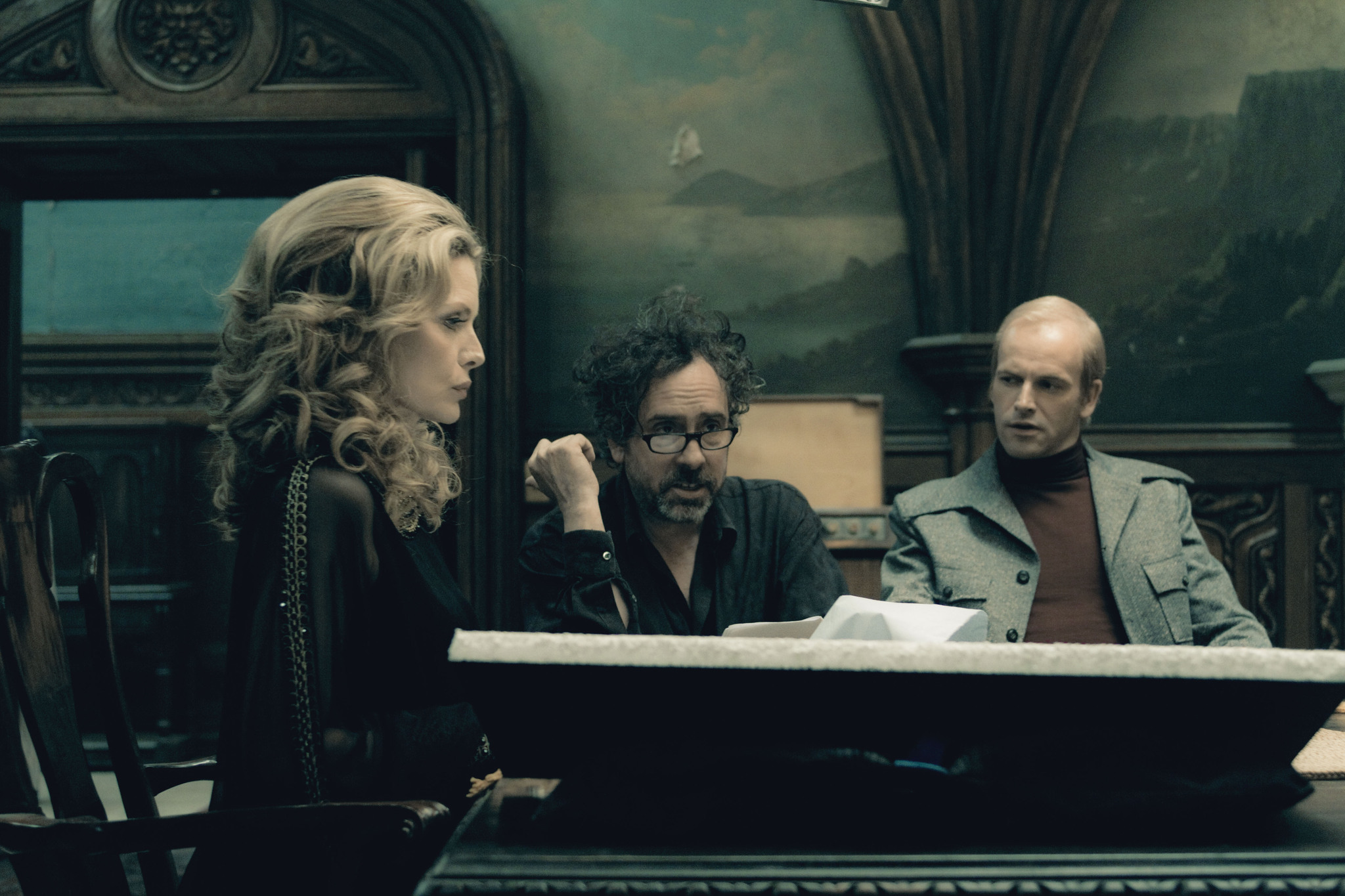 Still of Michelle Pfeiffer, Tim Burton and Jonny Lee Miller in Nakties seseliai (2012)