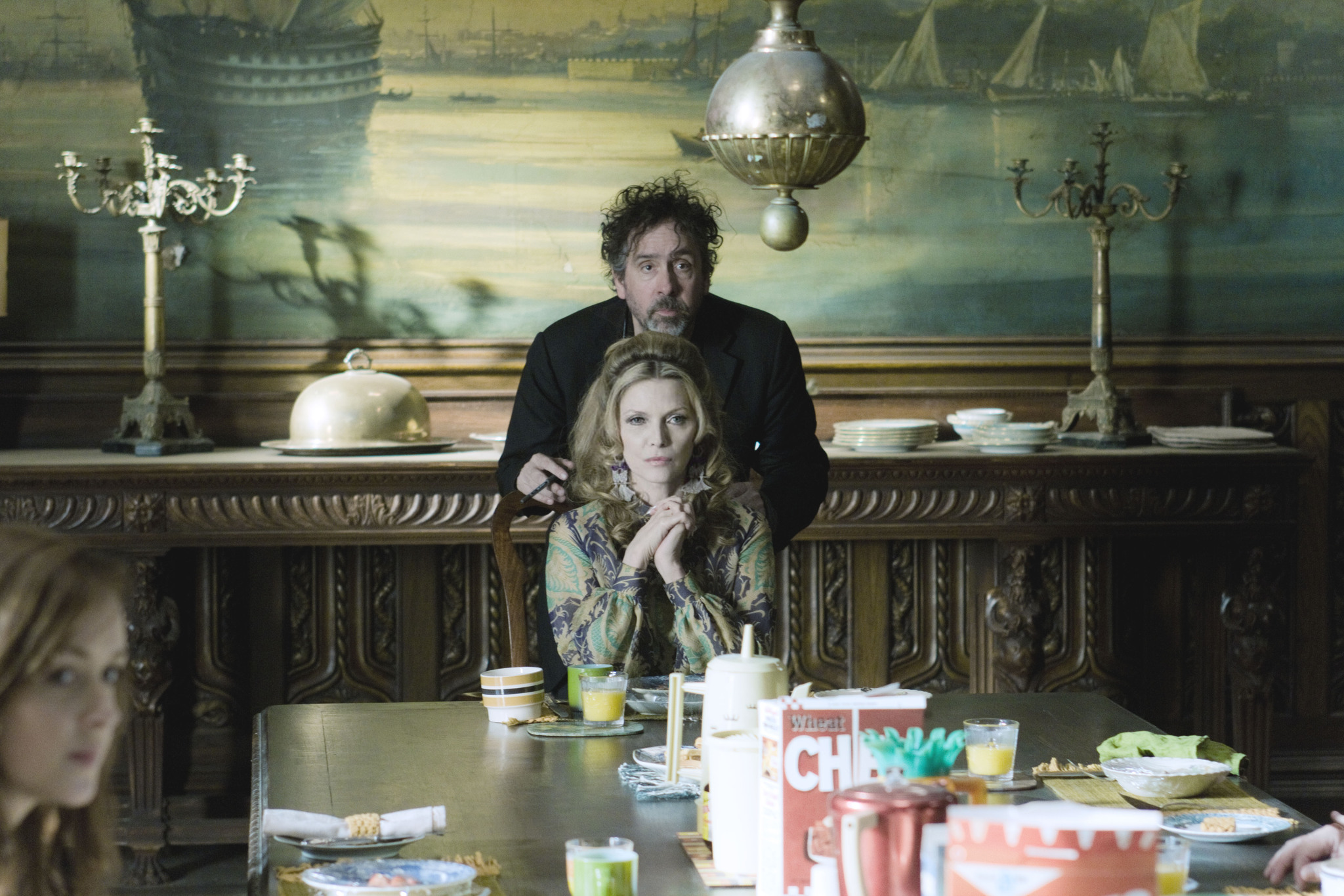 Still of Michelle Pfeiffer and Tim Burton in Nakties seseliai (2012)
