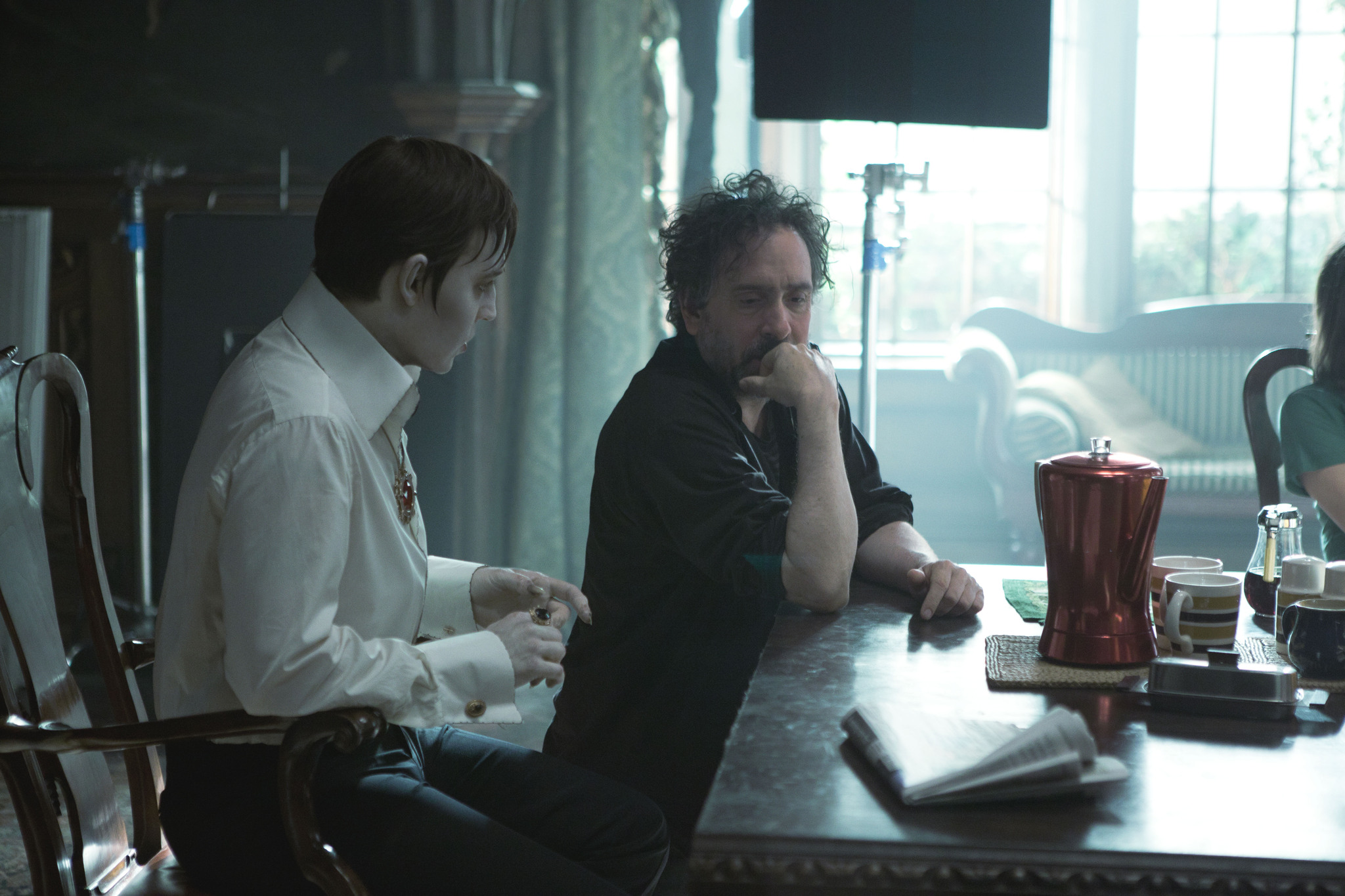 Still of Johnny Depp and Tim Burton in Nakties seseliai (2012)