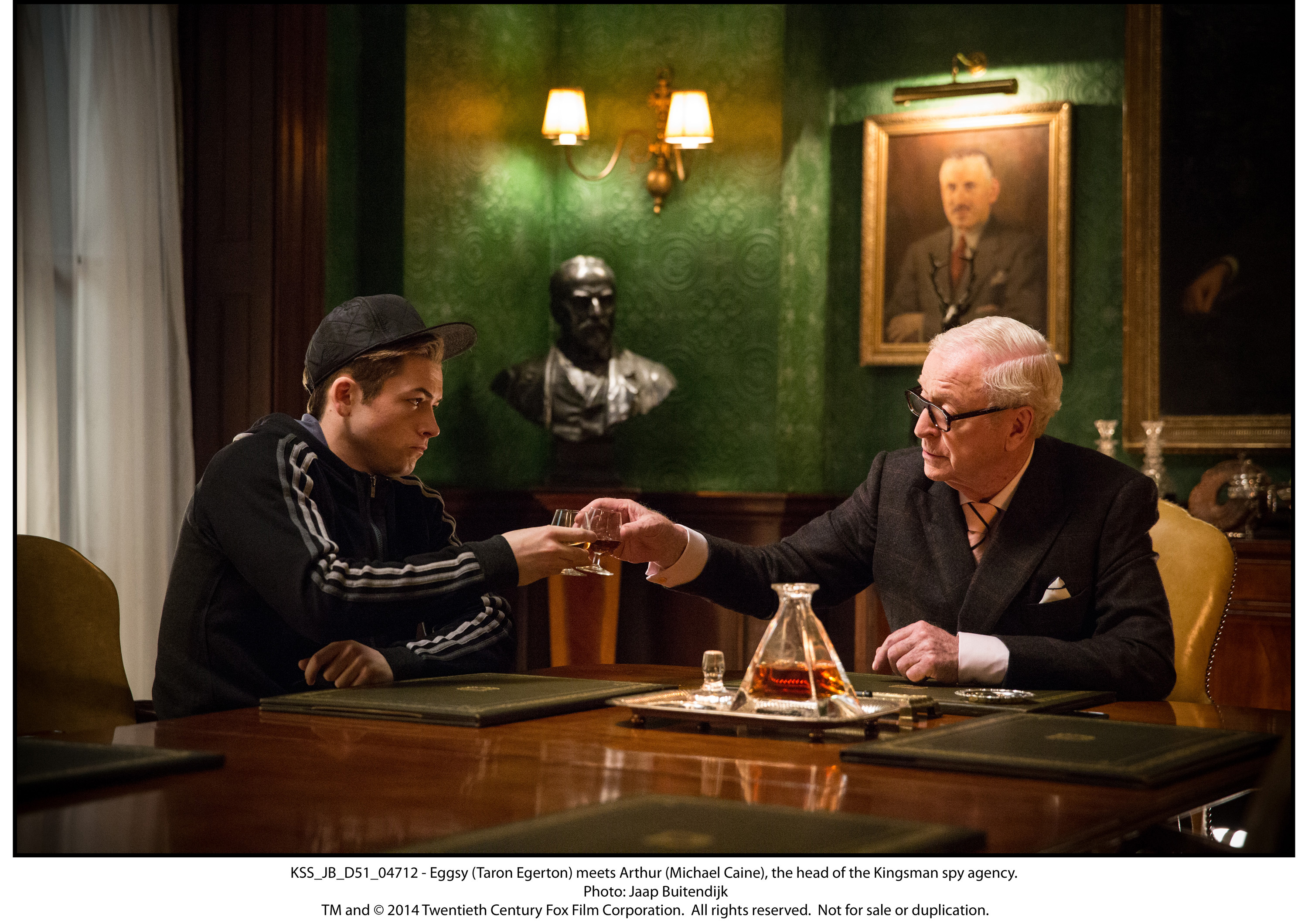 Still of Michael Caine and Taron Egerton in Kingsman. Slaptoji tarnyba (2014)