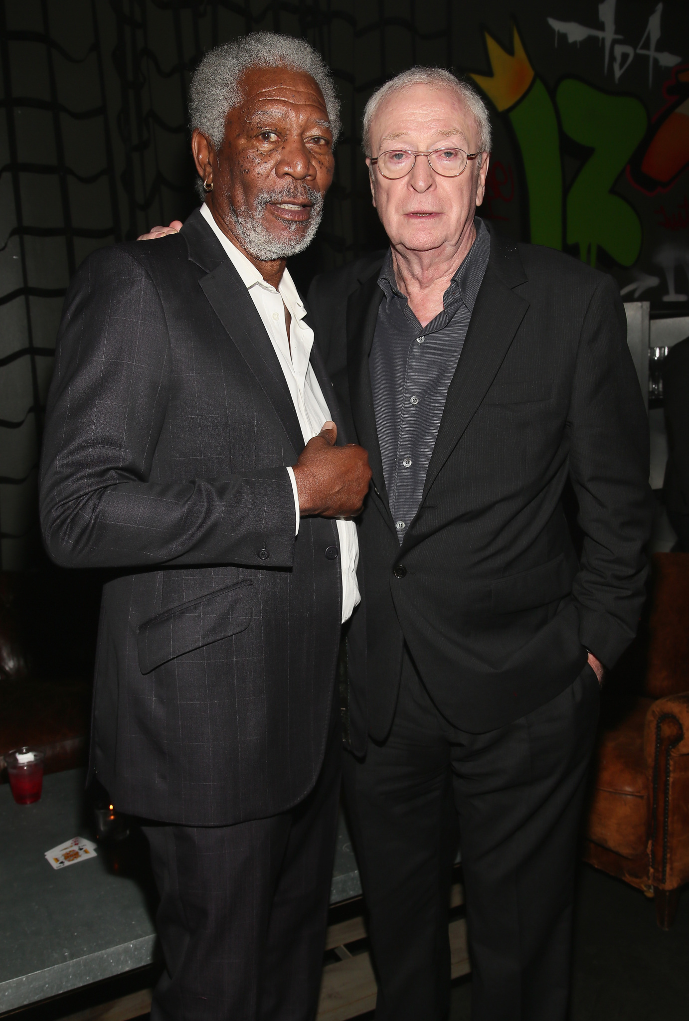 Morgan Freeman and Michael Caine at event of Apgaules meistrai (2013)