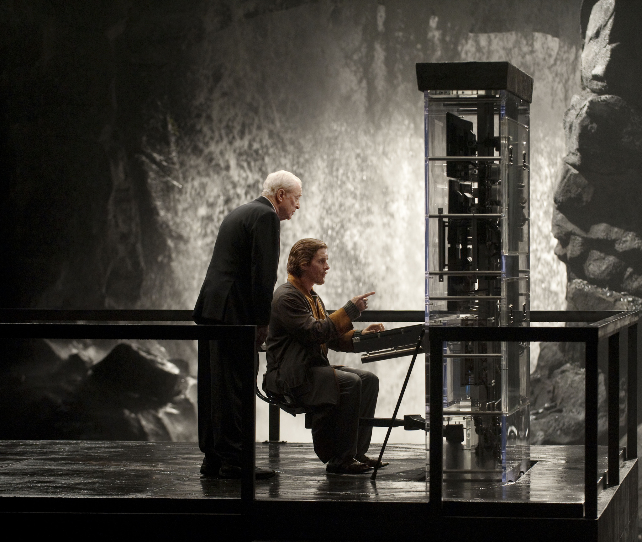 Still of Christian Bale and Michael Caine in Tamsos riterio sugrizimas (2012)