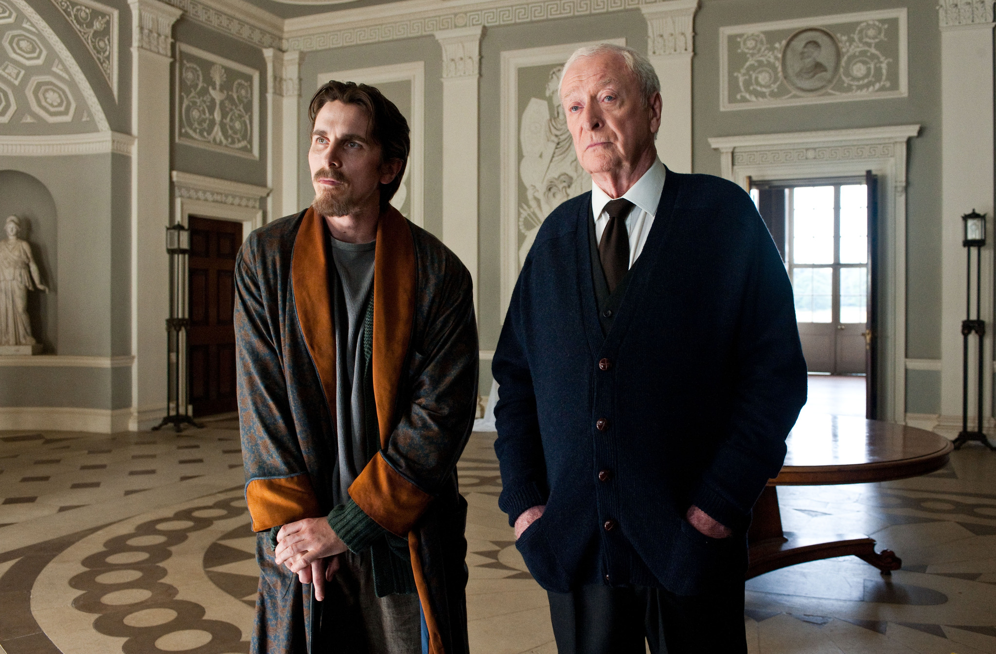 Still of Christian Bale and Michael Caine in Tamsos riterio sugrizimas (2012)