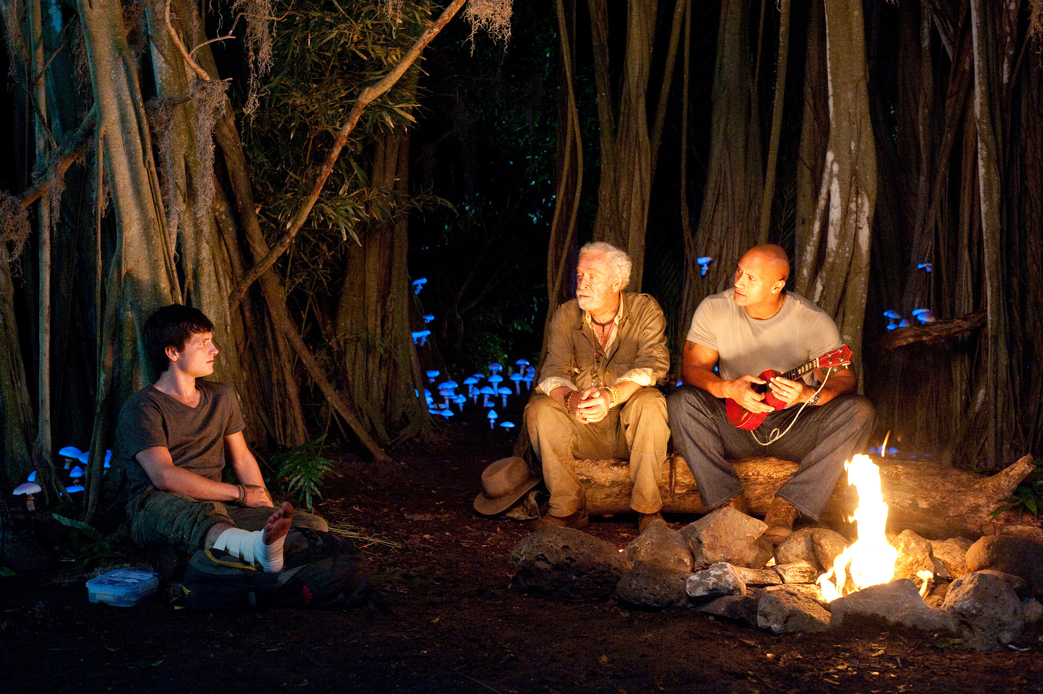 Still of Michael Caine, Dwayne Johnson and Josh Hutcherson in Kelione i paslaptingaja sala (2012)