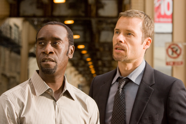 Still of Don Cheadle and Guy Pearce in Isdavikas (2008)