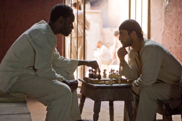 Still of Don Cheadle and Saïd Taghmaoui in Isdavikas (2008)