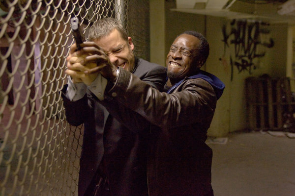 Still of Don Cheadle and Guy Pearce in Isdavikas (2008)