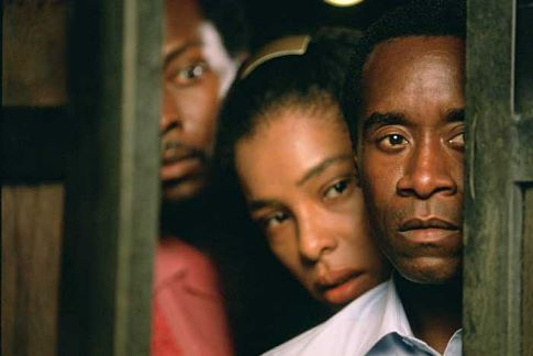 Still of Don Cheadle and Sophie Okonedo in Ruandos viesbutis (2004)