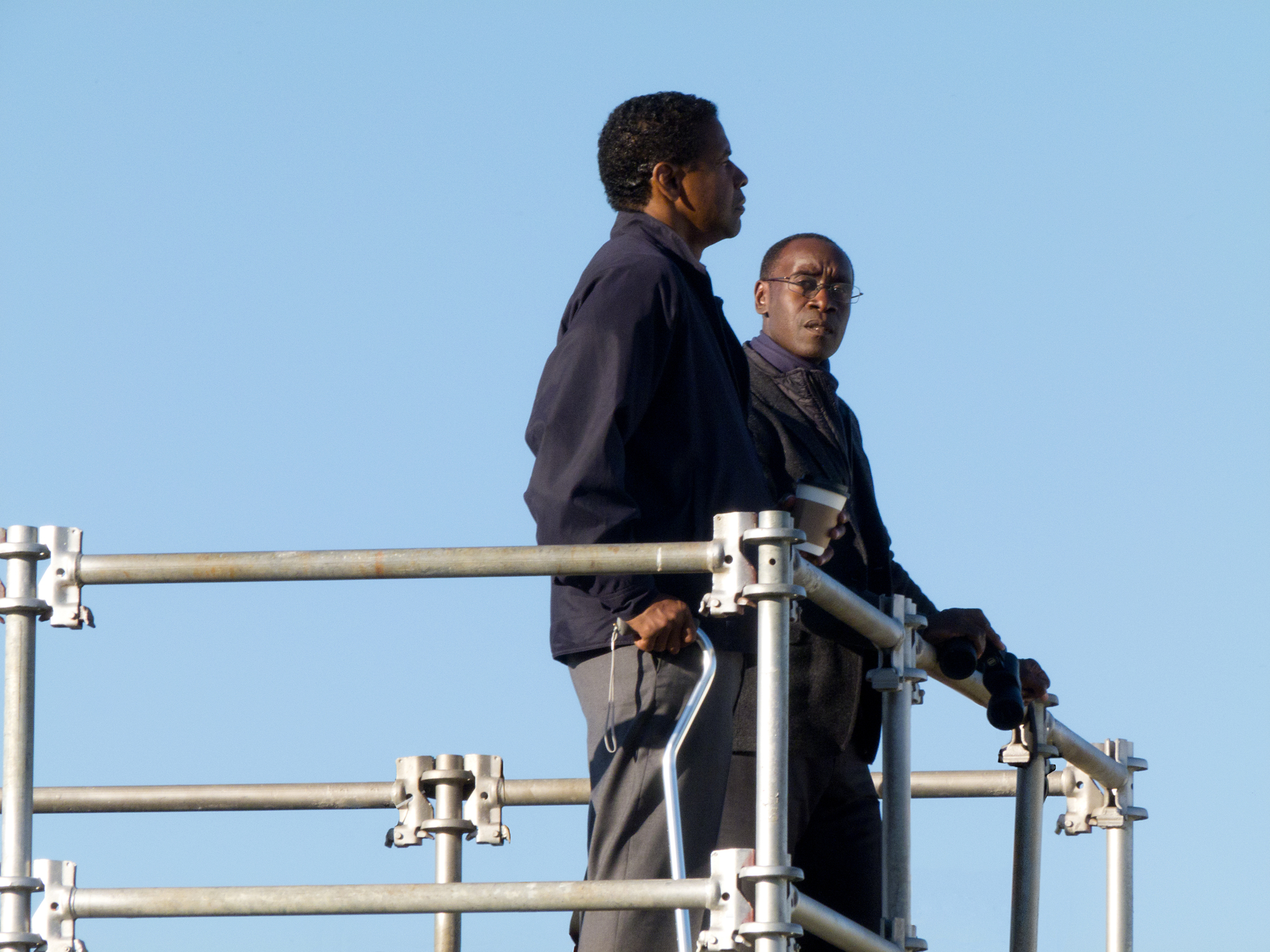 Still of Denzel Washington and Don Cheadle in Skrydis (2012)