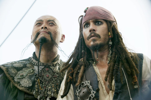 Still of Johnny Depp and Yun-Fat Chow in Karibu piratai: pasaulio pakrasty (2007)