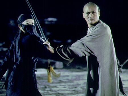 Still of Yun-Fat Chow and Ziyi Zhang in Wo hu cang long (2000)
