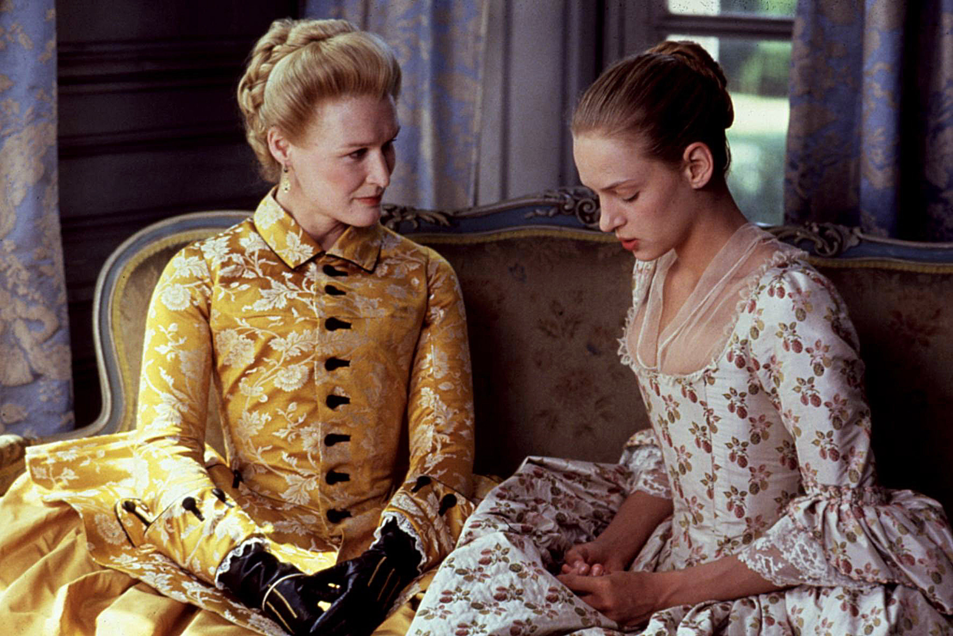 Still of Uma Thurman and Glenn Close in Dangerous Liaisons (1988)