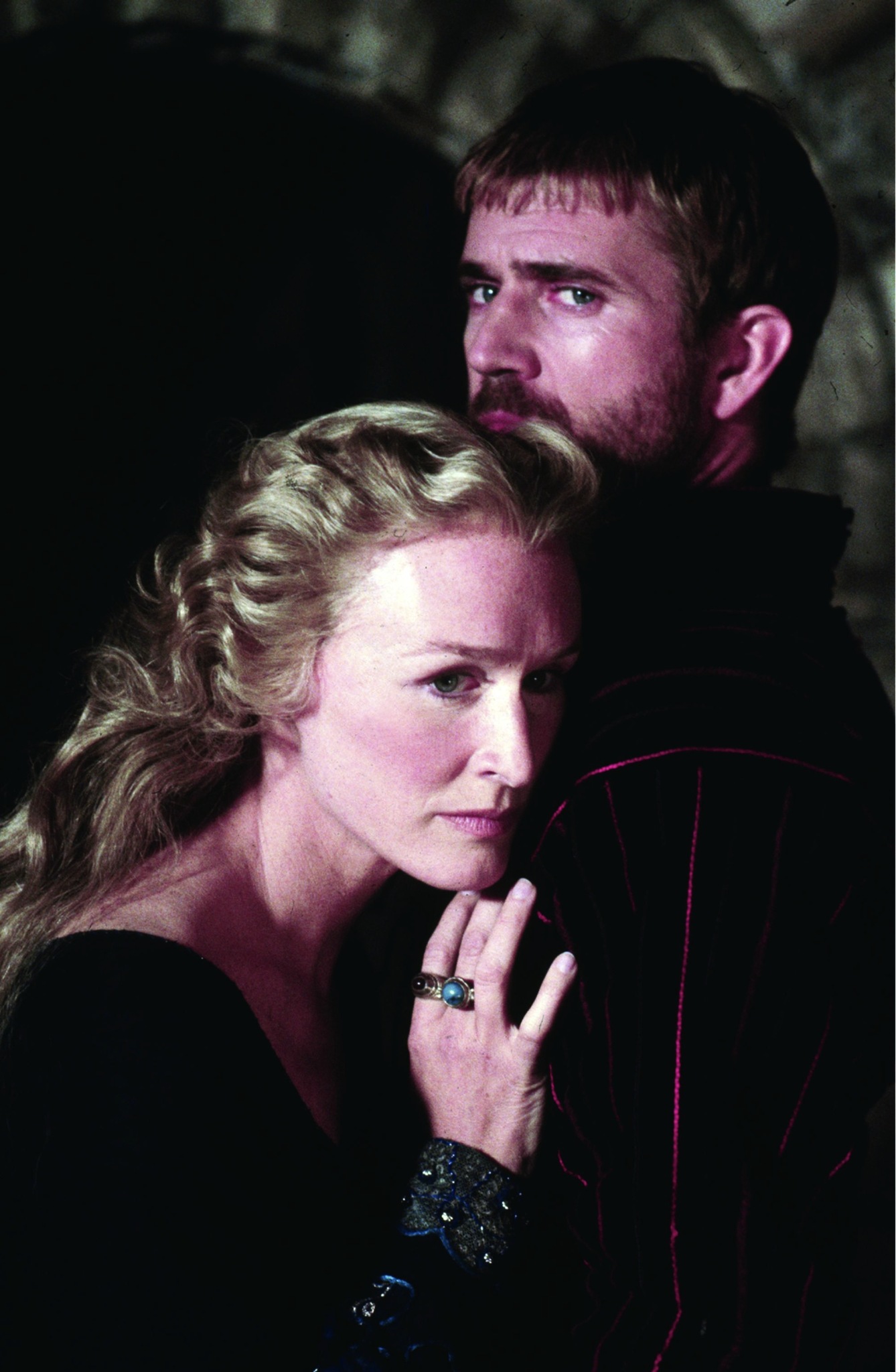 Still of Mel Gibson and Glenn Close in Hamlet (1990)