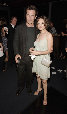 Rachael Leigh Cook and Josh Brolin at event of Into the West (2005)