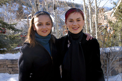 Rachael Leigh Cook and Anna Paquin at event of Buffalo Soldiers (2001)
