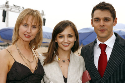 Rachael Leigh Cook, Caroline Carver and Kenny Doughty at event of My First Wedding (2006)