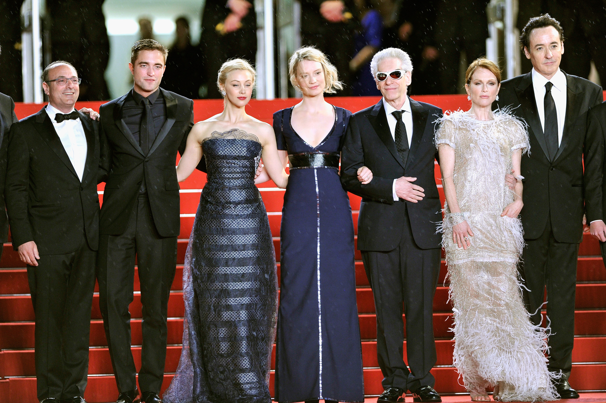 John Cusack, Julianne Moore, David Cronenberg, Sarah Gadon, Martin Katz, Robert Pattinson and Mia Wasikowska at event of Maps to the Stars (2014)