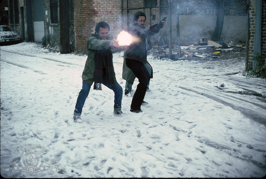 Still of Billy Crystal and Gregory Hines in Running Scared (1986)