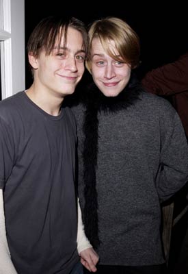 Macaulay Culkin and Kieran Culkin at event of Serendipity (2001)