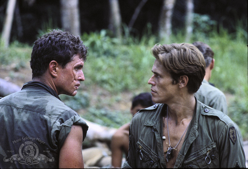 Still of Tom Berenger and Willem Dafoe in Burys (1986)