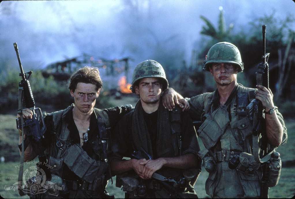 Still of Charlie Sheen, Tom Berenger and Willem Dafoe in Burys (1986)