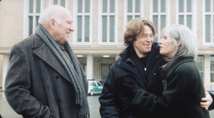 Still of Willem Dafoe, Irène Jacob and Michel Piccoli in Trilogia II: I skoni tou hronou (2008)