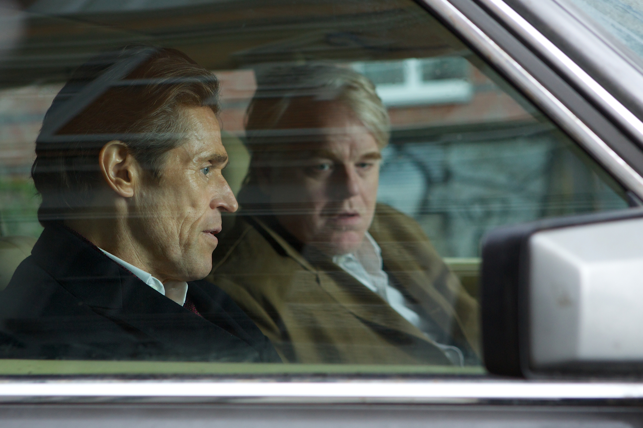 Still of Willem Dafoe and Philip Seymour Hoffman in A Most Wanted Man (2014)