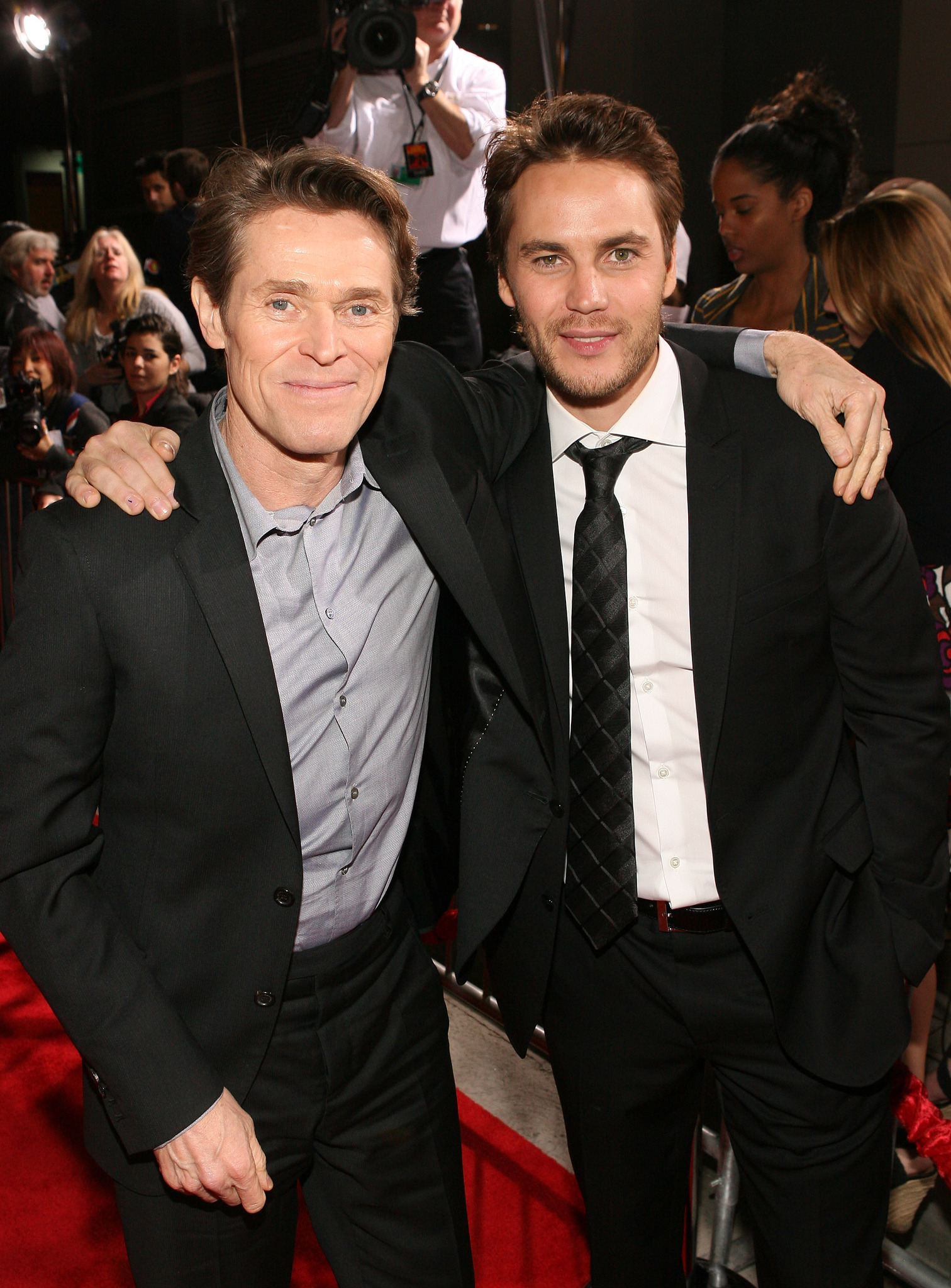 Willem Dafoe and Taylor Kitsch at event of Dzonas Karteris (2012)