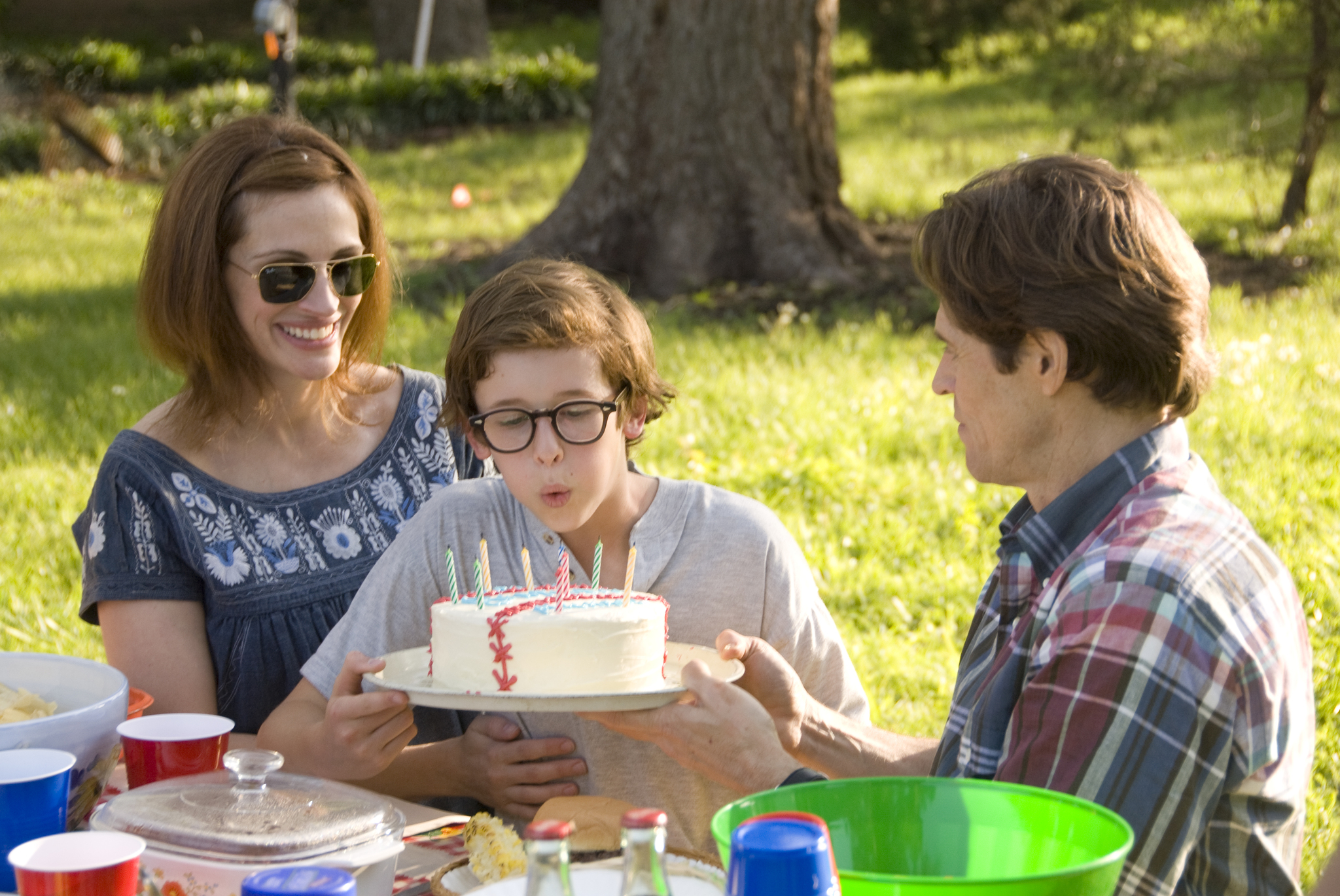 Still of Julia Roberts, Willem Dafoe and Cayden Boyd in Fireflies in the Garden (2008)