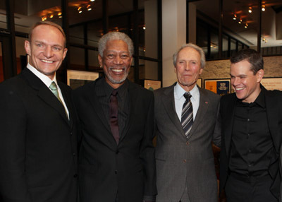 Clint Eastwood, Morgan Freeman, Matt Damon and Francois Pienaar at event of Nenugalimas (2009)