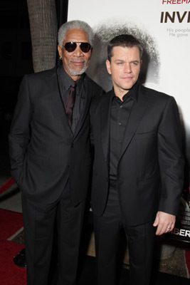 Morgan Freeman and Matt Damon at event of Nenugalimas (2009)