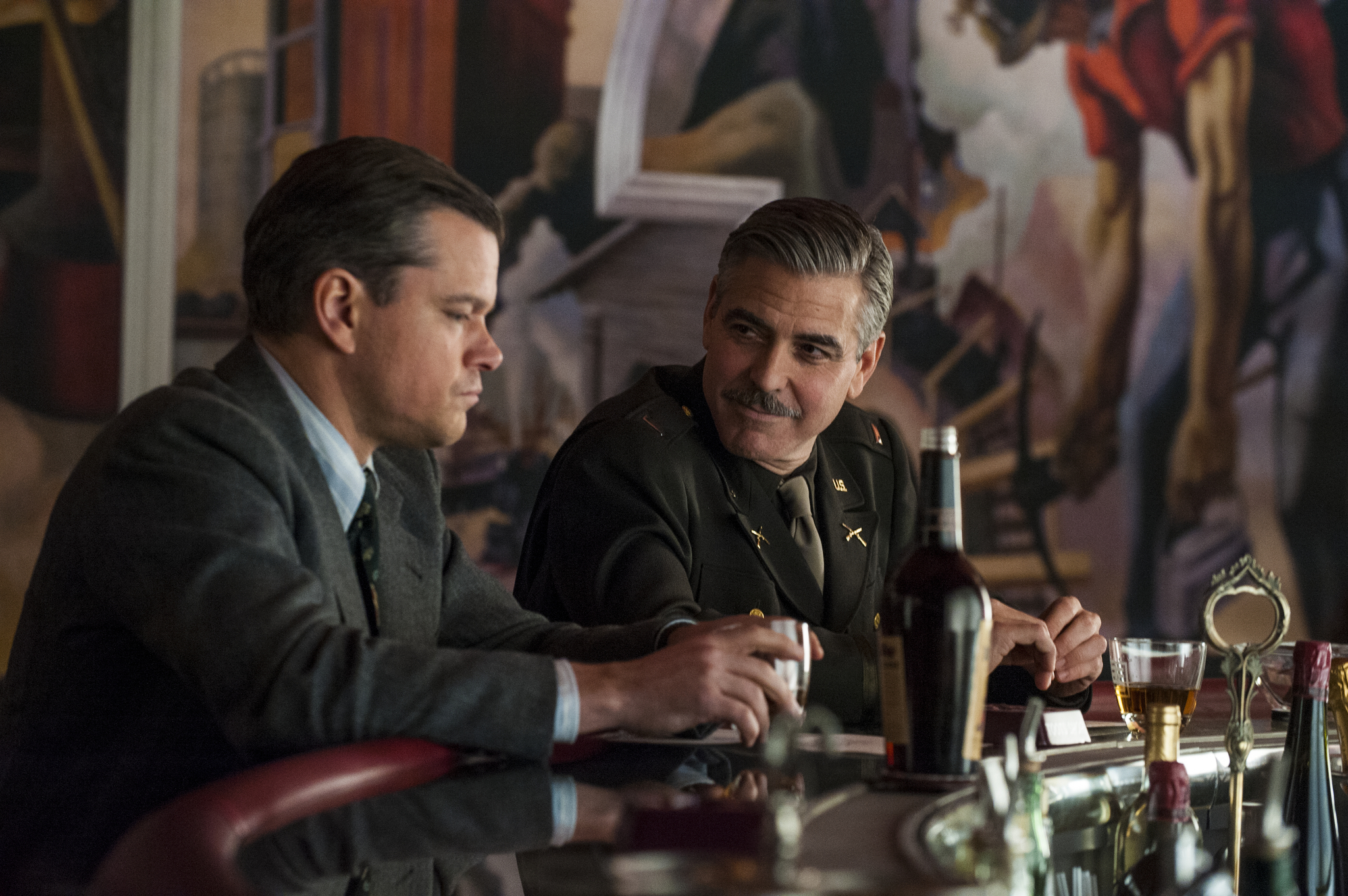 Still of George Clooney and Matt Damon in Brangenybiu medziotojai (2014)