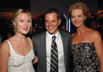 Joan Allen, Matt Damon and Julia Stiles at event of Bornas. Galutinis tikslas (2007)