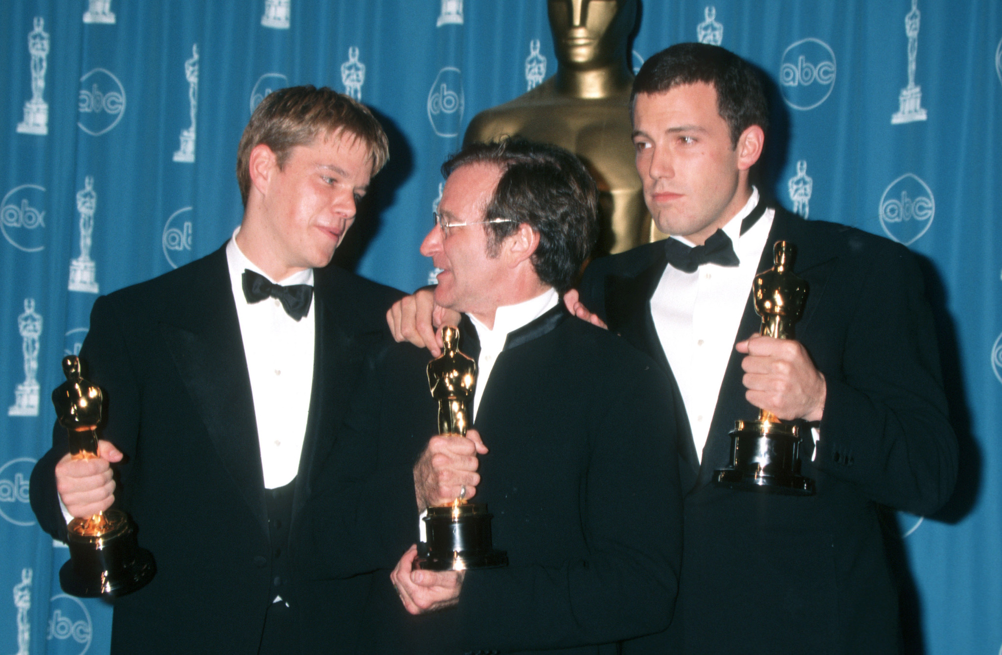 Robin Williams, Ben Affleck and Matt Damon at event of The 70th Annual Academy Awards (1998)