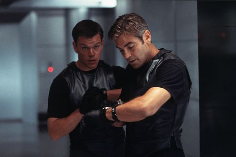Still of George Clooney and Matt Damon in Ocean's Eleven (2001)
