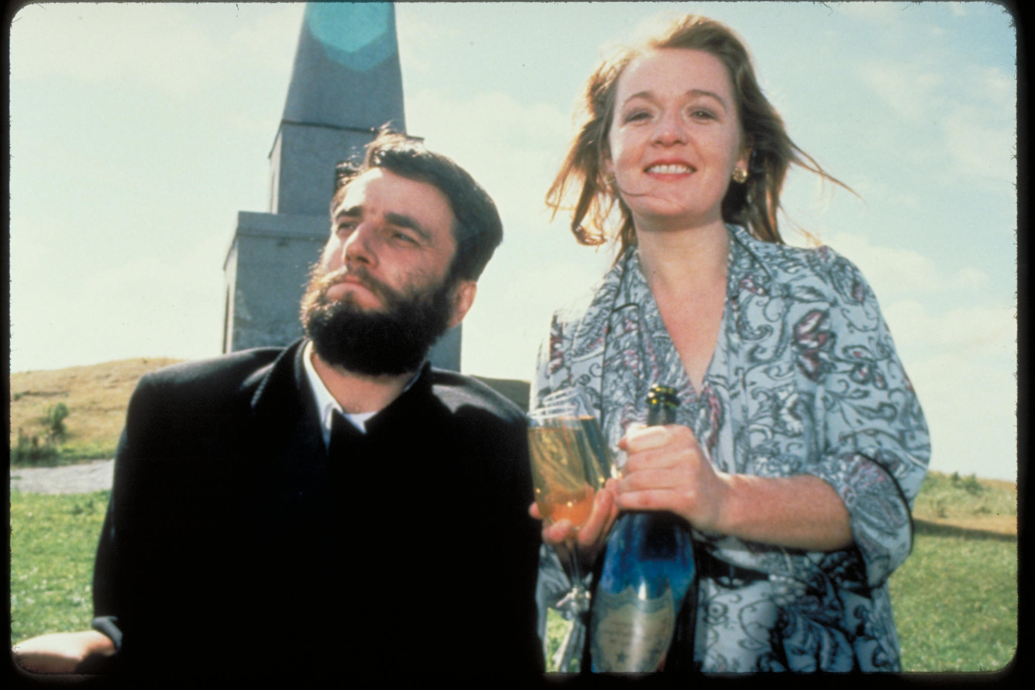 Still of Daniel Day-Lewis and Alison Whelan in My Left Foot: The Story of Christy Brown (1989)