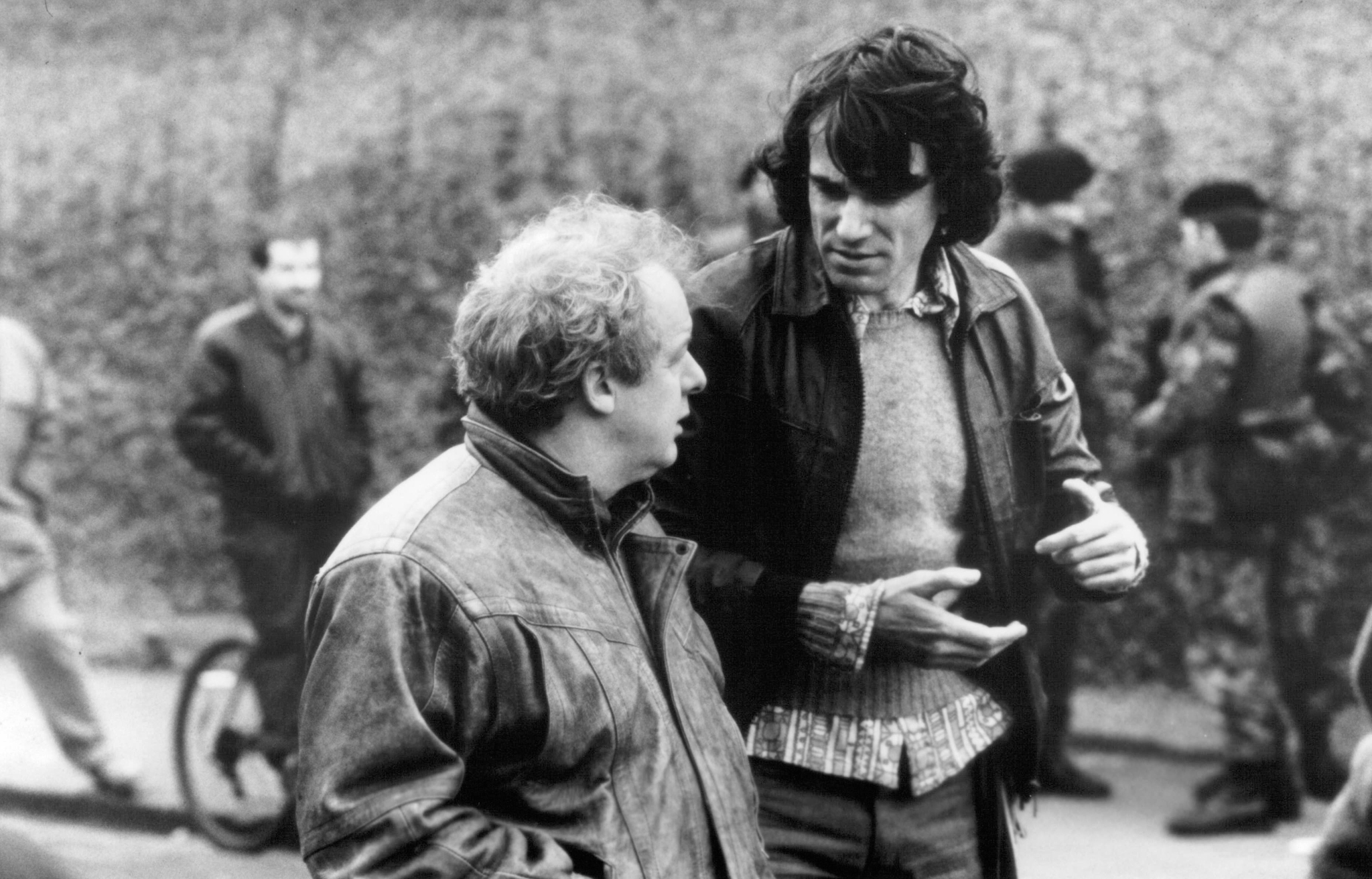 Still of Daniel Day-Lewis and Jim Sheridan in Vardan tevo (1993)