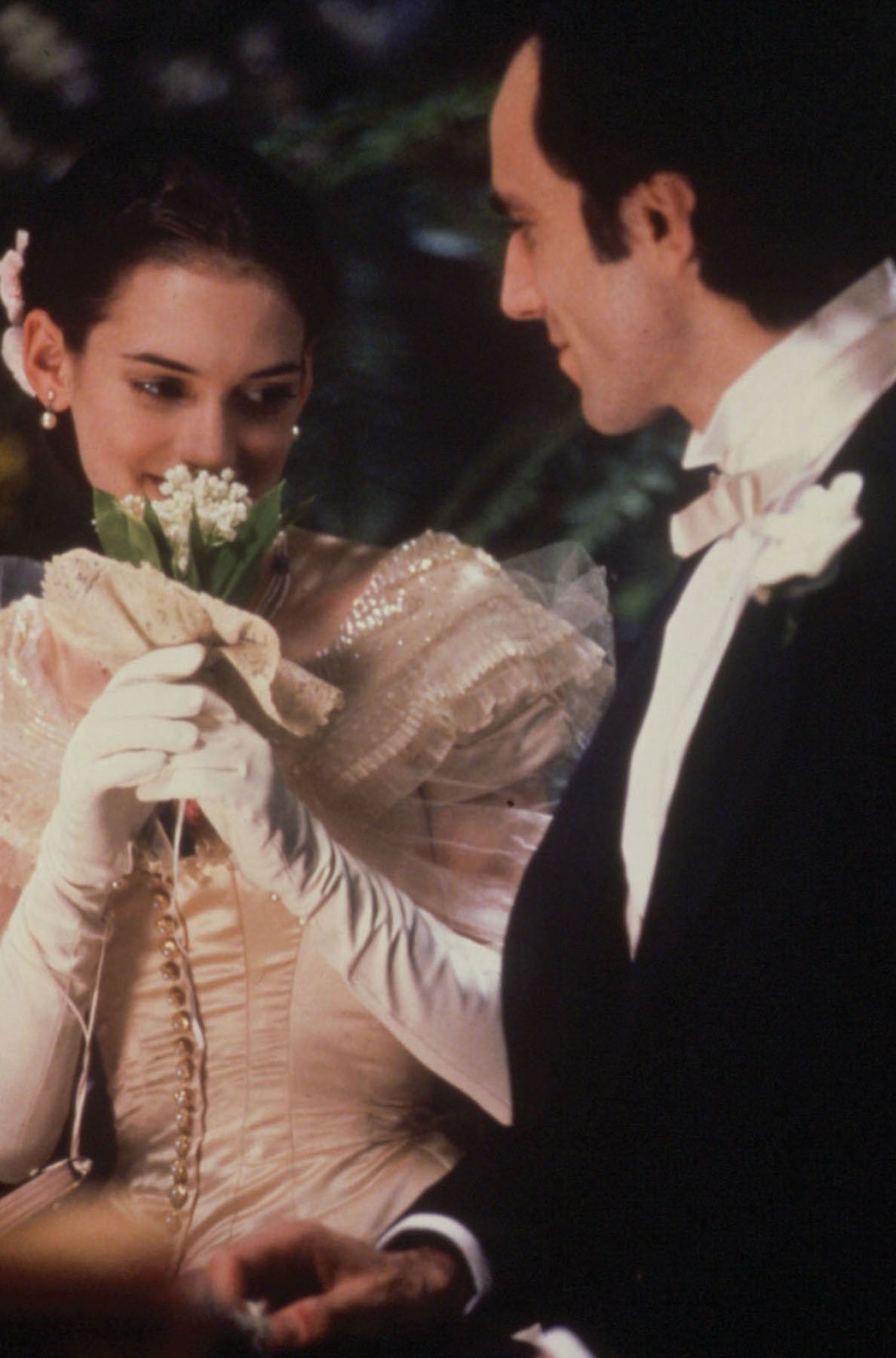 Still of Winona Ryder and Daniel Day-Lewis in The Age of Innocence (1993)