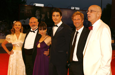 Brian De Palma, Mia Kirshner, Aaron Eckhart, Josh Hartnett, James Ellroy and Scarlett Johansson at event of The Black Dahlia (2006)