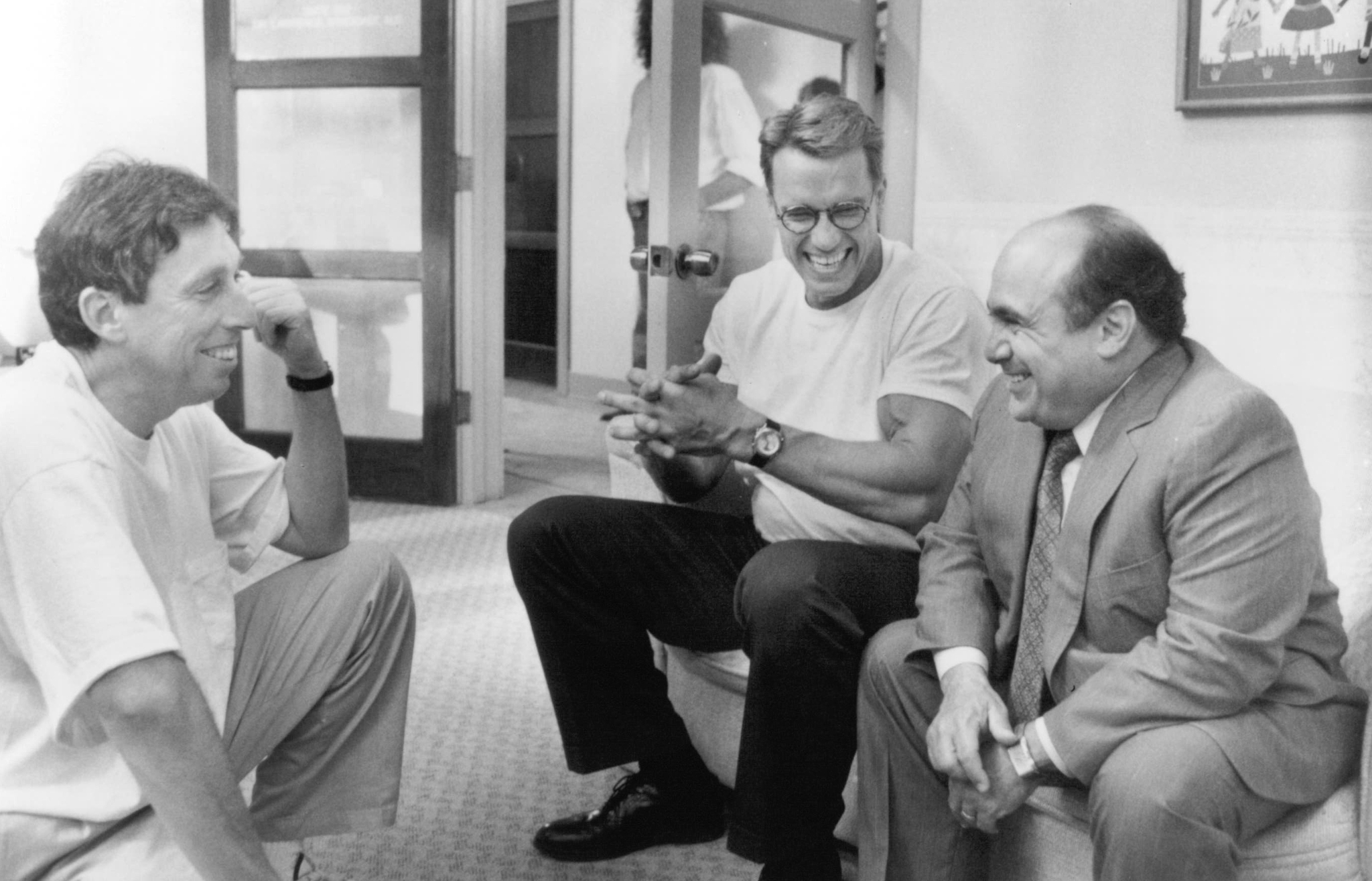 Still of Arnold Schwarzenegger, Danny DeVito and Ivan Reitman in Junior (1994)