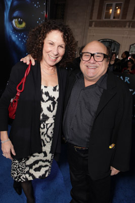 Danny DeVito and Rhea Perlman at event of Isikunijimas (2009)