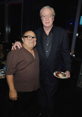 Michael Caine and Danny DeVito at event of Tamsos riteris (2008)