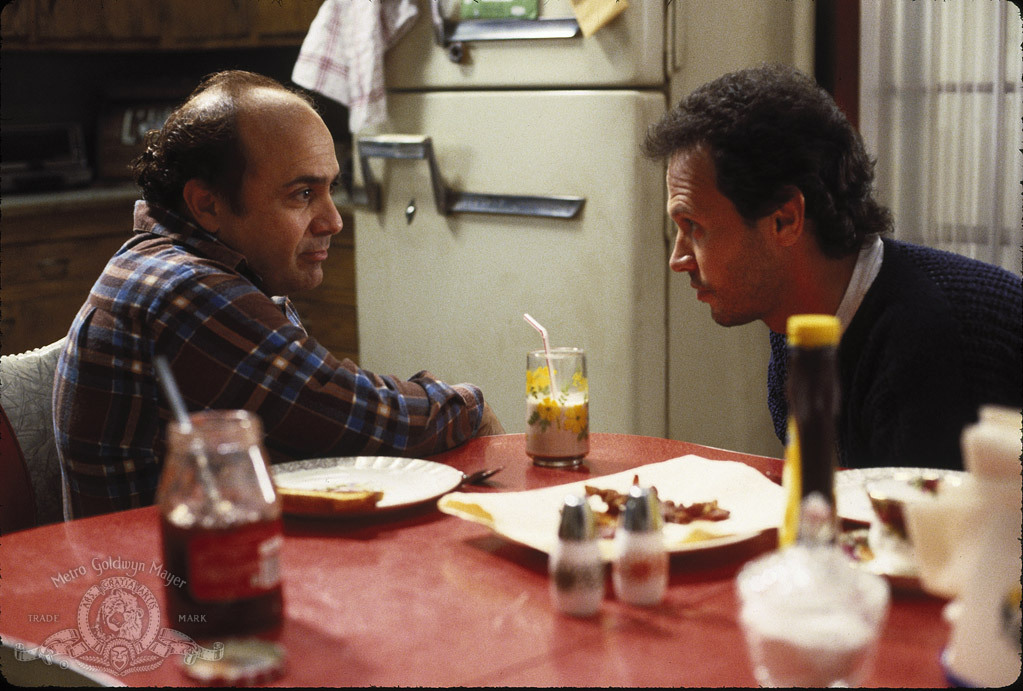 Still of Billy Crystal and Danny DeVito in Throw Momma from the Train (1987)