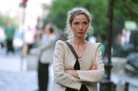 Still of Julie Delpy in Pries saulelydi (2004)